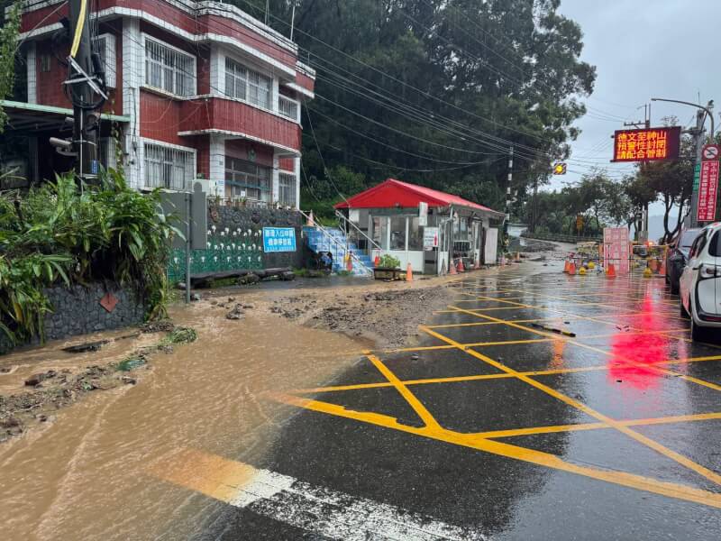 受雨勢影響，屏東山區多處土石坍方致道路中斷，台24線上里港警分局三德檢查哨周圍路面出現大片泥流，暫時下撤到三地門鄉公所多功能教室設哨管制。（民眾提供）中央社記者李卉婷傳真　114年8月3日