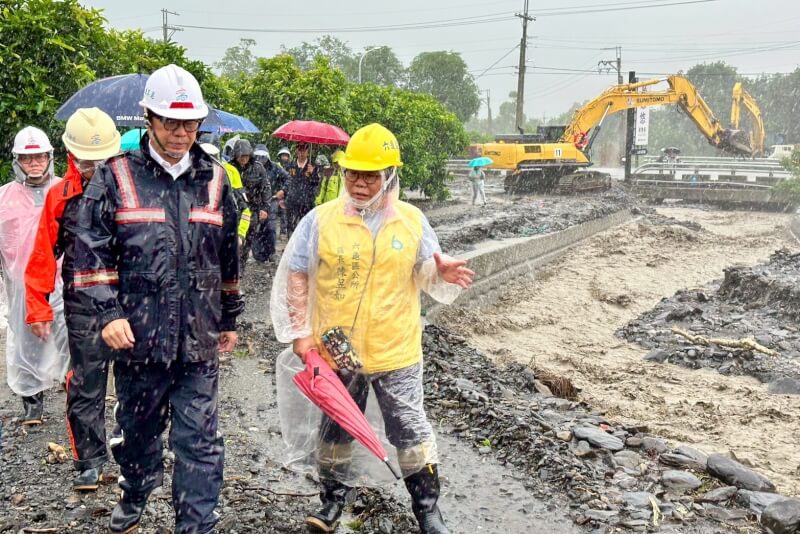 高雄連日強降雨,山區雨勢尤其劇烈,市長陳其邁(前左)3日到六龜區中興里視察。(高雄市政府提供)中央社記者蔡孟妤傳真 114年8月3日