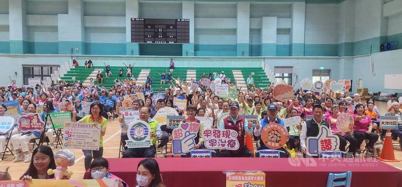 澎湖縣長者活躍老化競賽「阿公阿嬤SHOW厲害」,3日在多功能體育館登場,各隊表演創意滿滿,結合節奏與韻律、多元的身體活動設計,以及融入在地風情與故事元素,展現澎湖阿公阿嬤們的熱情與自信。中央社 114年8月3日