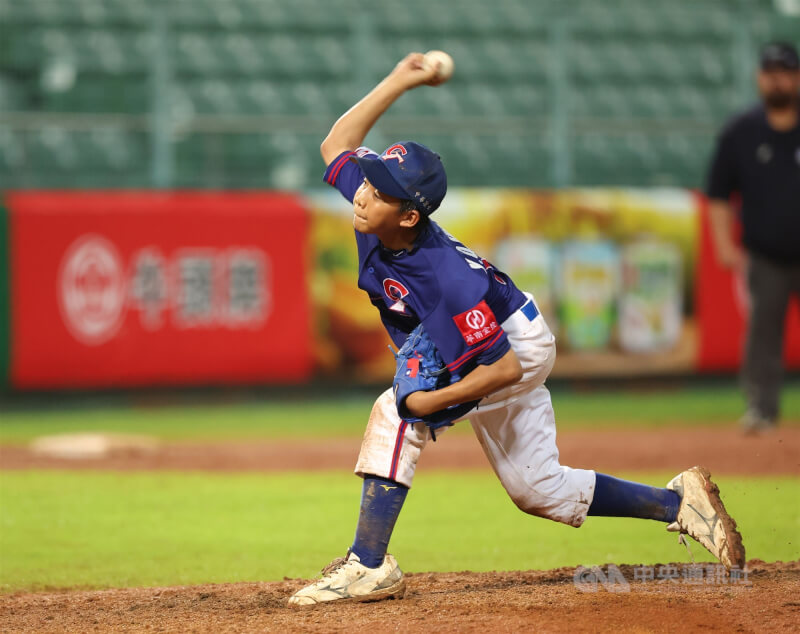 U12世界盃棒球賽台灣隊2日在超級循環賽複賽最終戰交手韓國隊，鏖戰至延長賽9局，由黃宇謙登板關門成功，終場台灣以11比5搶勝。中央社記者張新偉攝  114年8月2日