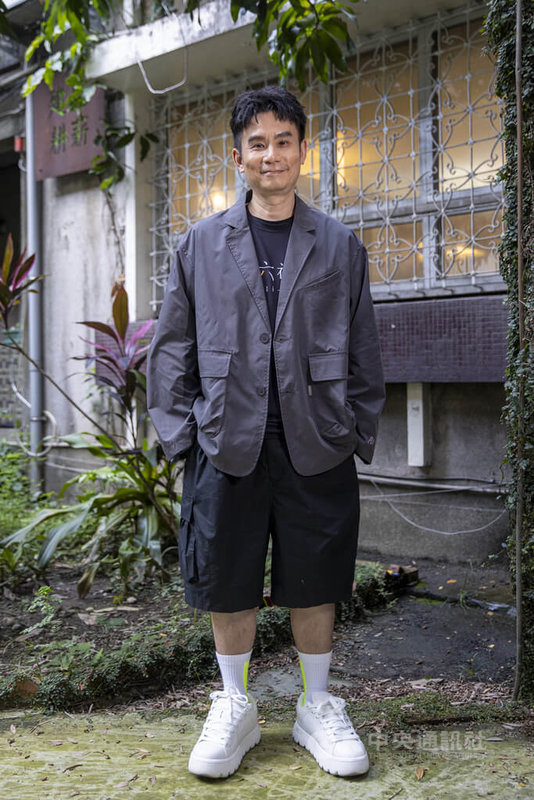 導演杜政哲(圖)在新劇「拜六禮拜」以寫實為目標,創造一個小鎮和3個女人的故事,「我有想過50歲以上女人的劇本會被電視台打槍,但卻成為我說服他們的一個重點,因為我想要講人生的下半場,這很少見,目前還沒有人做」,他也透露劇中有許多自己人生故事的投射。中央社記者鄭清元攝 114年8月3日