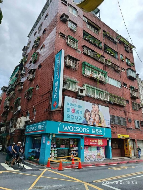 台北市建管處3日表示,屋齡達40年的信義區福德街某棟大樓近日發生外牆磁磚剝落事件,經檢視發現剝落處為5樓的冷氣口,已告知住戶儘快修缮,且將依建築法裁罰新台幣6萬元。(台北市建管處提供)中央社記者黃麗芸傳真 114年8月3日