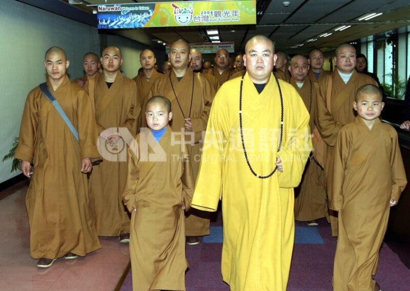 中國河南嵩山少林寺前住持釋永信落馬後,少林寺多個收費項目被取消。圖為釋永信(前排中)2004年訪台畫面。(中央社檔案照片)