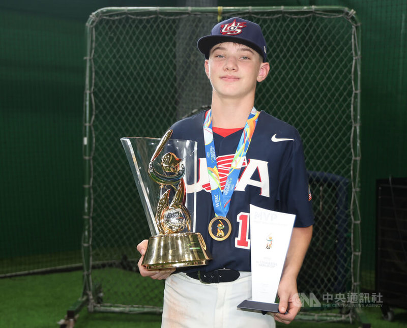 U12世界盃棒球賽美國隊3日以7比1擊敗日本隊，奪下隊史第6冠，奇科德羅夫（Christopher Chikodroff）為賽會最有價值球員（MVP），也奪下賽會打擊王、全明星隊外野手獎。中央社記者張新偉攝 114年8月3日