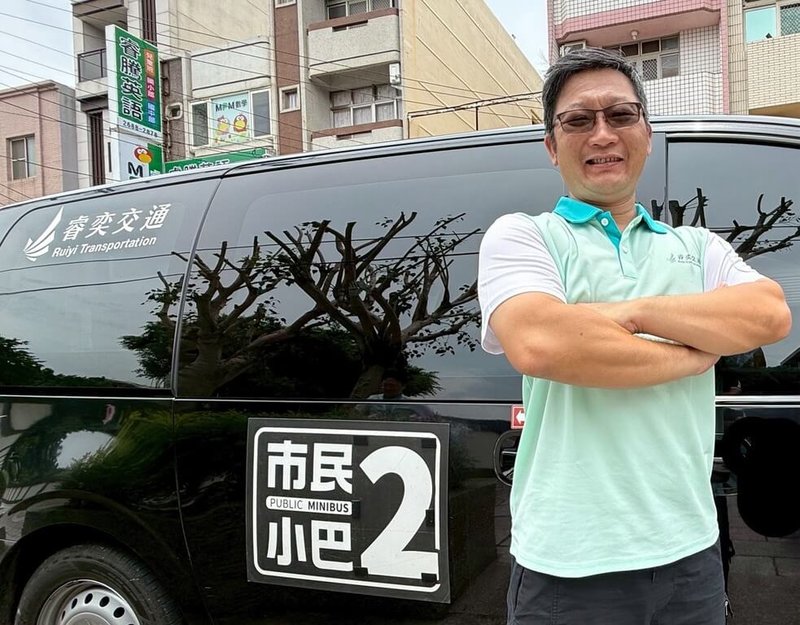 台中市去年初在大甲、大安、外埔及后里地區啟動市民小巴服務，突破過去公車「進不去、站設不到」的限制，躍升為偏鄉最強接駁神隊友，市民小巴駕駛林銘彥更獲2024年金運獎偏鄉優良駕駛榮譽。（台中市交通局提供）中央社記者趙麗妍傳真 114年8月3日