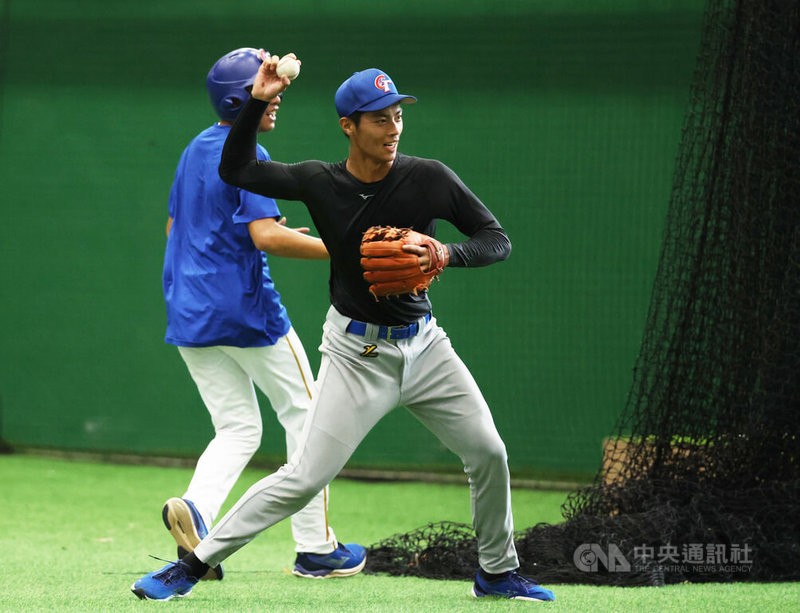 U18世界盃棒球賽培訓隊持續在台南集訓,陣中身高186公分的許書誠(前)獲高度評價,總教練廖宏淵直言看好許書誠不僅是「游擊砲」,有機會成為「游擊巨砲」,能挑戰旅外。中央社記者張新偉攝 114年8月4日