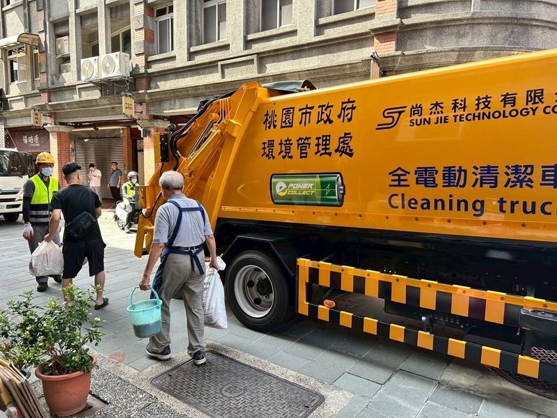桃園市政府環保局推動各類公務車輛及在地車隊電動化，攜手在地車輛製造業者，導入全國首輛純電動垃圾車。（桃園市政府環保局提供）中央社記者吳睿騏桃園傳真　114年8月4日