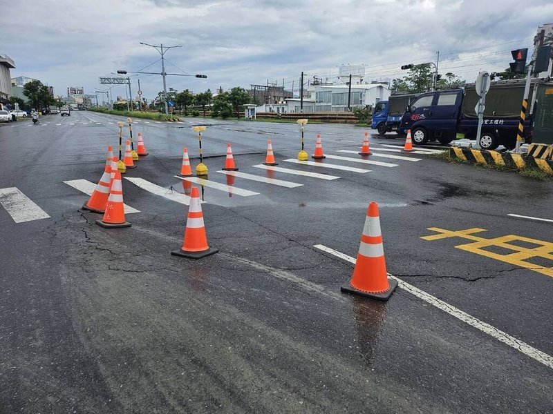 連日大雨,台1線嘉義縣水上段南下車道275K+400處,4日上午路面疑似掏空下陷,阻斷內、外車道已完成交維布設,引導至機慢車道及路肩行走。(嘉義縣政府提供)中央社記者蔡智明傳真 114年8月4日