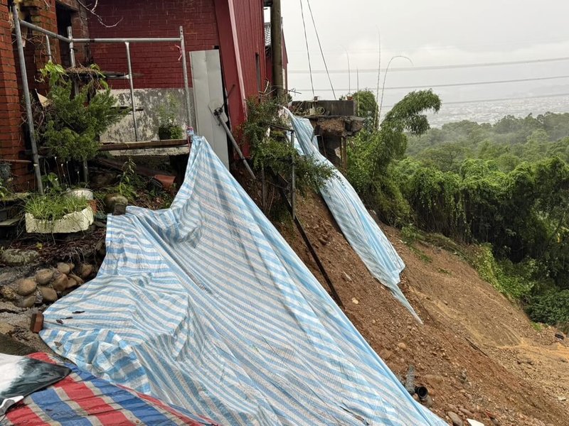 彰化地區大雨不斷,彰化芬園鄉一處三合院後院土石大面積崩塌,雖用帆布覆蓋,土石仍不斷流失,4日崩塌面積又擴大。(林子瓏提供)中央社記者吳哲豪傳真 114年8月4日