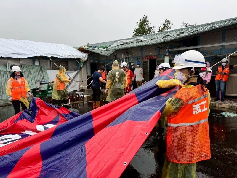 民進黨桃園市與台中市黨公職4日接力挺進災區，助災區居民重建家園。（民進黨提供）中央社記者葉素萍傳真　114年8月4日