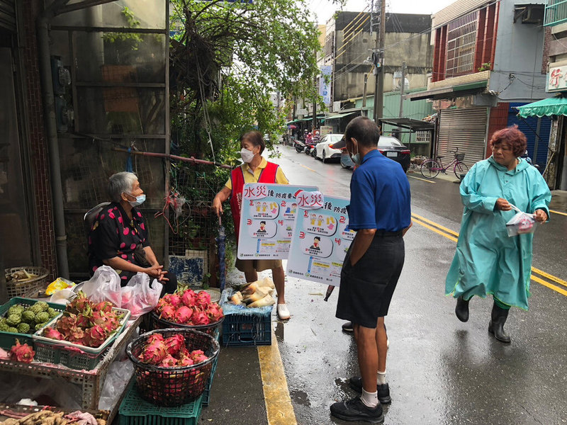 嘉義縣連日豪雨造成各地積淹水,全縣18鄉鎮市衛生所4日起衛生巡查淹水社區及衛教,提醒家戶清理環境時應做好個人防護,預防退水後病菌傳播。(嘉義縣衛生局提供)中央社記者蔡智明傳真 114年8月4日