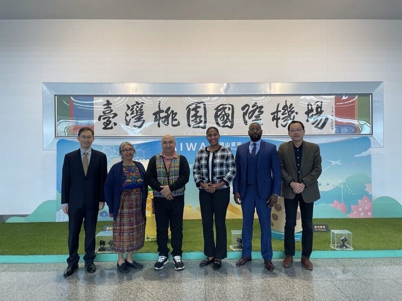 友邦駐日內瓦聯合國常任代表訪台團4日至9日訪台,外交部國組司長孫儉元(左1)代表接機。訪團成員包括瓜地馬拉常代卡利(José Francisco Calí Tzay,左3)大使、海地常代拉賽格堡(Ann-Kathryne Lassègue,右3)大使及陪同訪團的駐日內瓦辦事處處長李冠德(右1)。(外交部提供)中央社記者楊堯茹傳真 114年8月4日