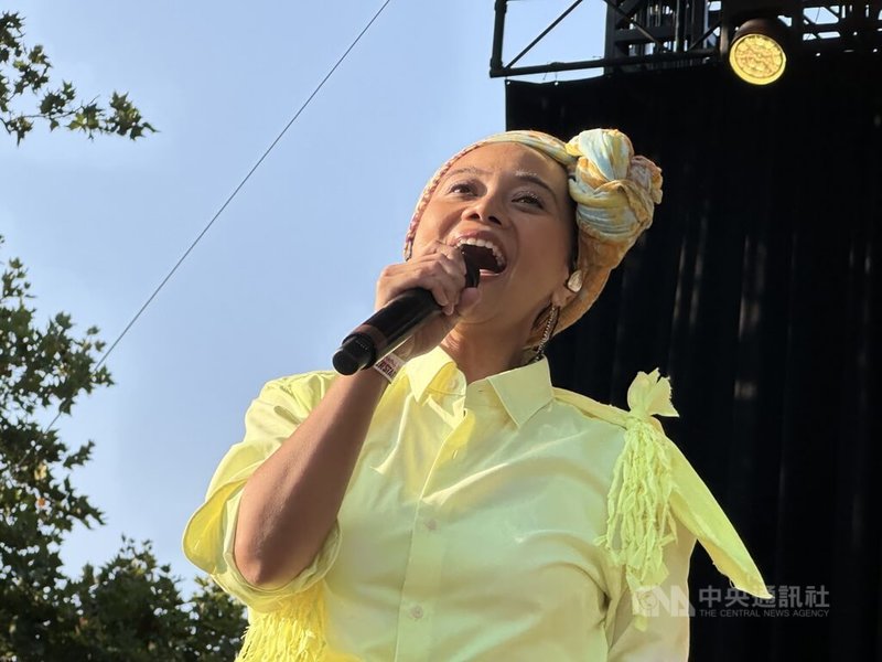 歌手ABAO阿爆在紐約中央公園舞台大展活力與高昂唱功。中央社記者廖漢原紐約攝 114年8月4日
