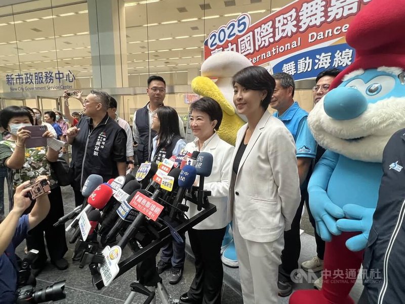 台中市政府4日舉行台中國際踩舞嘉年華宣傳記者會，台中市長盧秀燕（前右2）邀請南投縣長許淑華（前右）擔任代言人，兩人在活動後就中台灣8縣市因應美國關稅20%對8縣市的衝擊，向中央提出建言及解方。中央社記者郝雪卿攝  114年8月4日