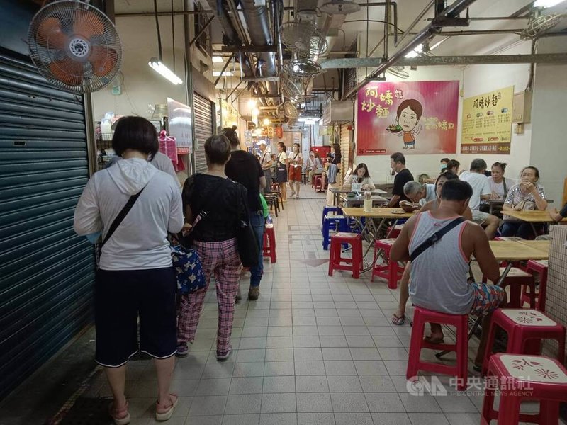 基隆仁愛市場有許多美食，但議員批評市長謝國樑、國民黨立委林沛祥說要改善冷氣系統，1年了冷氣還沒來，仍是壞的。對此，市府回應，已完成規劃設計估9月發包，115年農曆年後汰換冷氣。中央社記者王朝鈺攝　114年8月4日