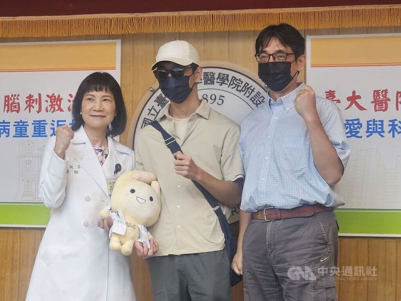 台大醫院4日舉行完成400例深腦刺激治療成果發表記者會,6年前受肌張力不全症所苦、身體無法直立的江姓同學(中)是受惠者之一,如今可正常生活,享受大學生活。中央社記者陳婕翎攝 114年8月4日