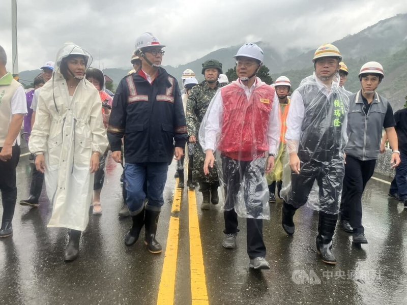 近日豪雨致災,行政院長卓榮泰(前右2)4日到高雄市視察道路修復情形,高雄市長陳其邁(前左2)、民進黨立委邱議瑩(前左)及賴瑞隆(前右)等人陪同。中央社記者張已亷傳真 114年8月4日