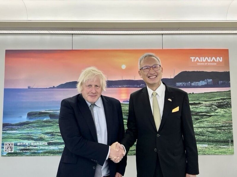 英國前首相強生(Boris Johnson,左)4日至5日訪台,外交部政務次長吳志中(右)前往接機。(外交部提供)中央社記者楊堯茹傳真 114年8月4日