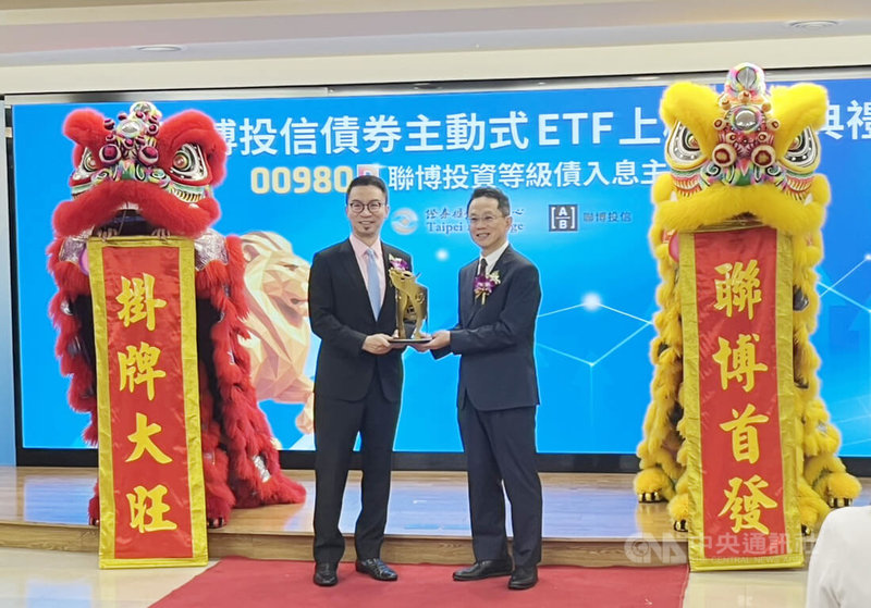 櫃買中心董事長簡立忠（右）4日出席聯博投信債券主動式ETF上櫃掛牌典禮。中央社記者何秀玲攝  114年8月4日