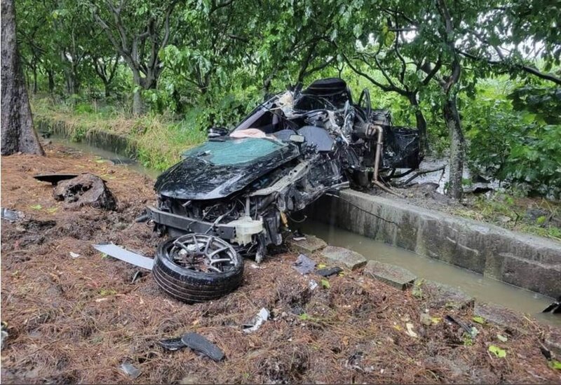 蕭姓男子3日駕駛自小客車搭載梁姓友人行經彰化縣二林鎮二溪路一段時，疑天雨超車不當撞上路旁石墩，車體嚴重變形、車輪脫落，蕭男被拋出車外，傷重不治；梁男顱內出血，持續治療中。（民眾提供）中央社記者吳哲豪傳真　114年8月4日