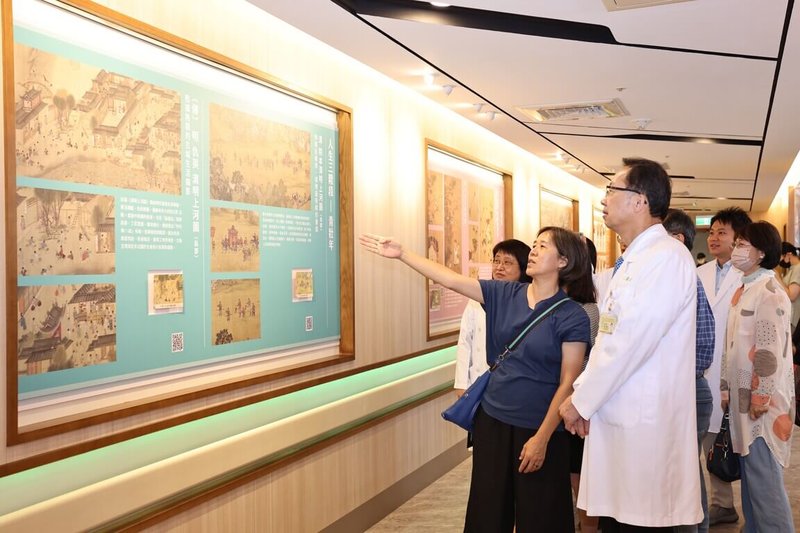 國立故宮博物院、台北榮民總醫院失智治療及研究中心合作,推出「今牌人生-記憶的多重宇宙」微型展,圖為故宮資深志工洪淑玲(前左)為北榮副院長王署君(前右)導覽。(故宮提供)中央社記者王寶兒傳真 114年8月4日
