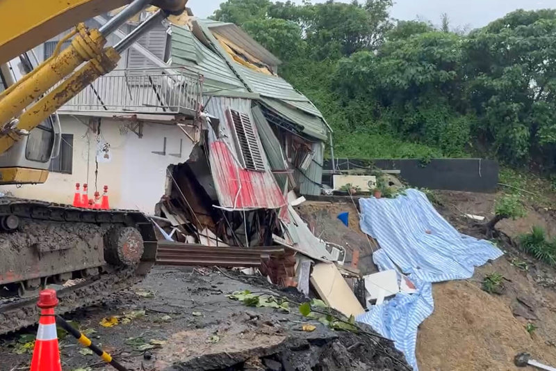 台南市柳營區一戶民宅因土石流導致地基掏空，市府調派怪手進行鋼板打樁，盼減緩山坡地崩塌速度，可惜房屋地基仍塌陷，4日緊急以鋼軌及鋼板進行邊坡坡腳加固穩定作業。（台南市政府提供）中央社記者楊思瑞台南傳真　114年8月4日