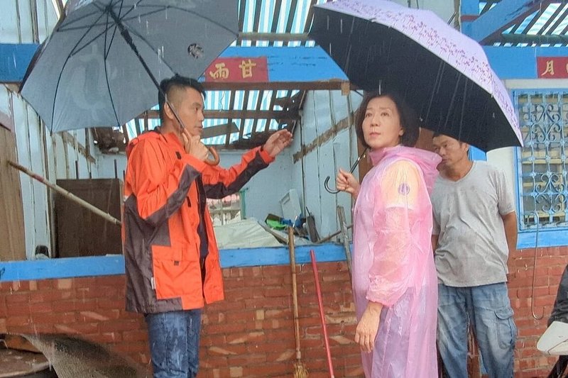 國民黨立委王育敏(前右)4日在嘉義縣義竹鄉長黃政傑(左1)陪同下,慰問義竹鄉受災鄉親,勘查民宅屋頂修繕進度,也捐贈消毒水給災民做環境清消。(王敏育提供)中央社記者蔡智明傳真 114年8月4日