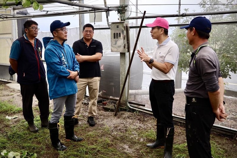 西南氣流豪雨成災,屏東縣高樹鄉4日停班停課,民進黨立委鍾佳濱(右2)一早前往了解蜜棗農損情形。(立委鍾佳濱辦公室提供)中央社記者黃郁菁傳真 114年8月4日