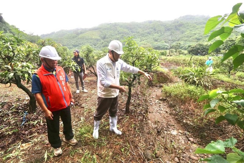 屏東山區連日豪雨,國民黨立委蘇清泉(右)4日前往來義鄉勘災,並表示,行政院初擬颱風丹娜絲災後重建特別條例,應併入0728西南氣流降雨致災,更應將屏東縣納入。(立委蘇清泉辦公室提供)中央社記者黃郁菁傳真 114年8月4日