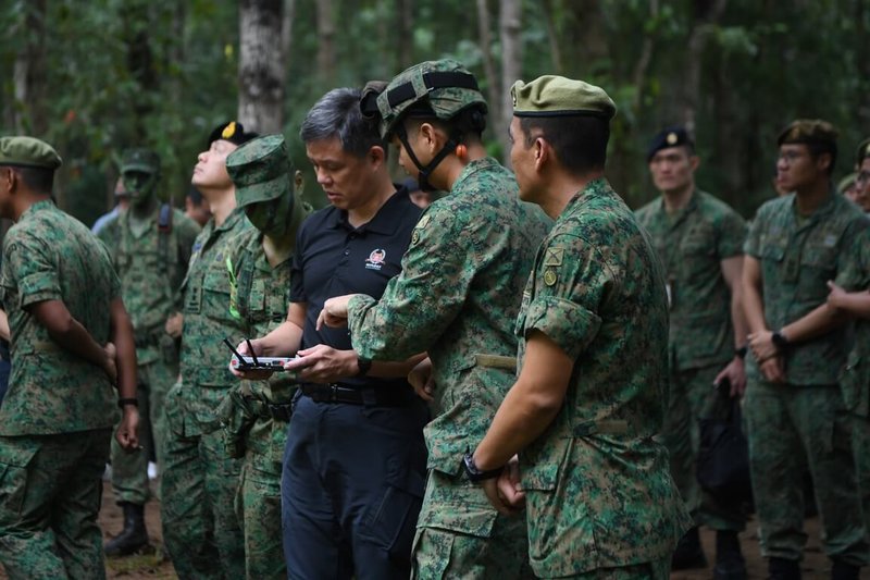 新加坡國防部長陳振聲(前右3)4日視察基本軍訓中心。(新加坡國防部提供)中央社記者吳昇鴻新加坡傳真 114年8月4日