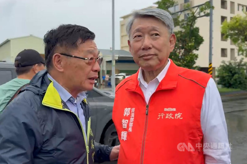 經濟部長郭智輝(右)4日上午陪同行政院長卓榮泰到台南市柳營區勘災,行程結束後與台南市政府民政局長姜淋煌(前左)短暫討論救災作業,強調經濟部全力配合。中央社記者楊思瑞攝 114年8月4日