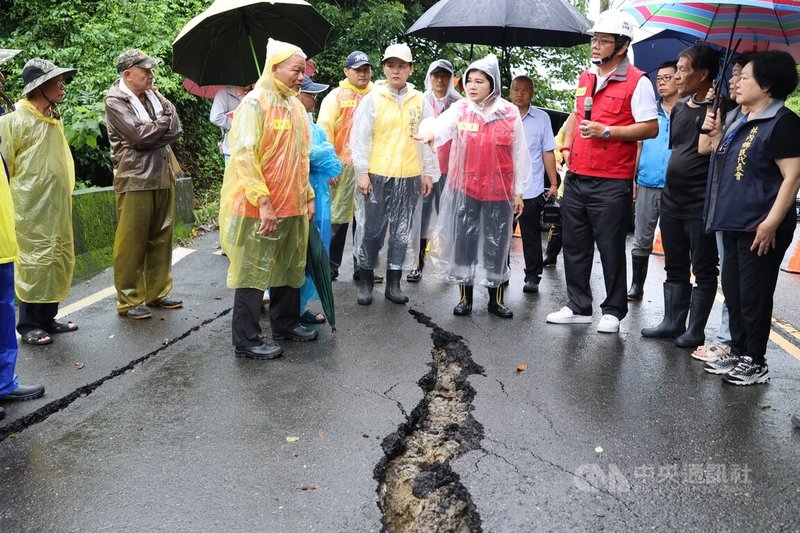 連日降雨影響，雲林縣林內鄉雲61鄉道坍塌毀損，道路龜裂嚴重，緊急封路，聯外道路中斷的坪頂村宛如孤島；縣長張麗善（前右4）4日前往視察。中央社記者姜宜菁攝  114年8月4日