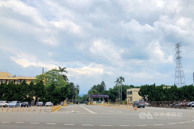 國家中山科學研究院表示，龍門院區某實驗室4日下午執行裝備功率測試時引發高溫濃煙，第一時間實施人員疏散後使用二氧化碳系統滅火，並通知消防隊進行搶救，目前熱源已控制，持續排煙中。中央社記者吳睿騏桃園攝　114年8月4日