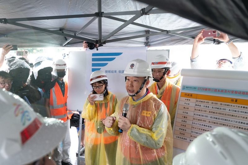 連日豪雨造成高雄那瑪夏區、桃源區部分地區成孤島，交通部長陳世凱（前右）4日再度南下勘災，並指示以「3日內搶通維生通道」為目標，最快5日傍晚搶通。（交通部提供）中央社記者余曉涵傳真  114年8月4日