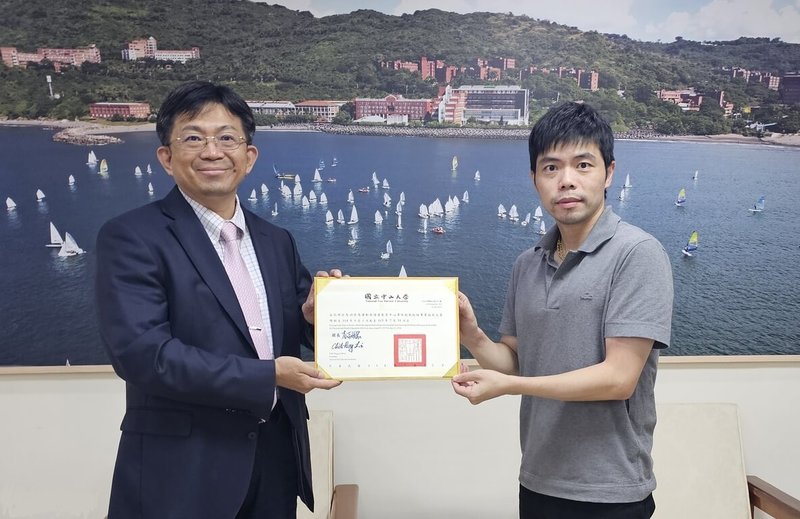 國立中山大學延攬優秀體育人才加入教學團隊,聘任「桌球教父」莊智淵(右)擔任副教授一職。左為中山大學校長李志鵬。(國立中山大學提供)中央社記者蔡孟妤傳真 114年8月4日