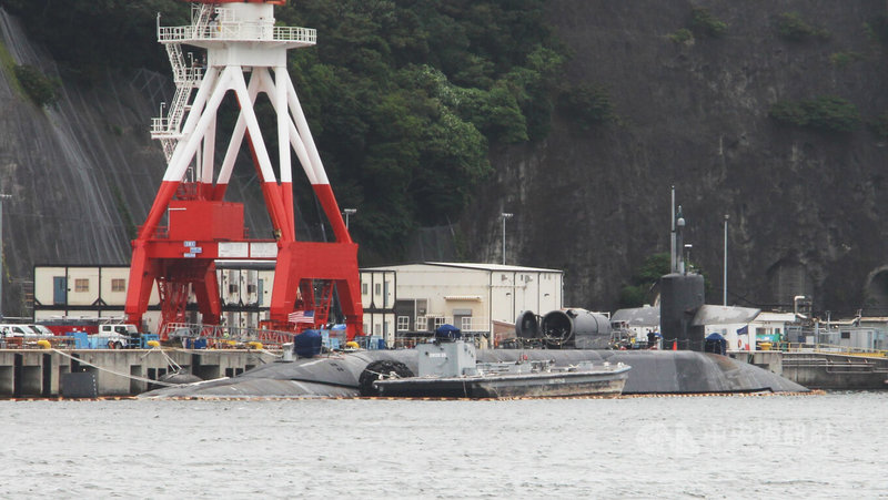美國海軍當前面臨設施老化、維修人員短缺及乾塢量能受限等諸多挑戰，以致保修屢屢延宕，部分艦艇待在船塢時間比出海還多。圖為2023年7月泊靠日本橫須賀基地的美軍俄亥俄級核潛艦。中央社記者陳亦偉攝  114年8月4日