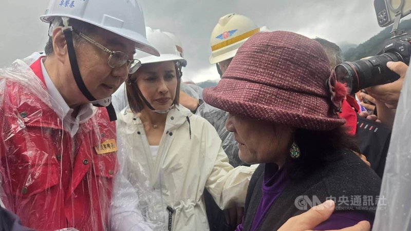 行政院長卓榮泰（左）4日到高雄六龜區，與高雄市長陳其邁、民進黨立委邱議瑩（左2）及賴瑞隆等人，視察台20線79K道路修復情形，瞭解台20線81K墜谷事件搜救狀況，慰問罹難者家屬（右）。中央社記者張已亷攝　114年8月4日