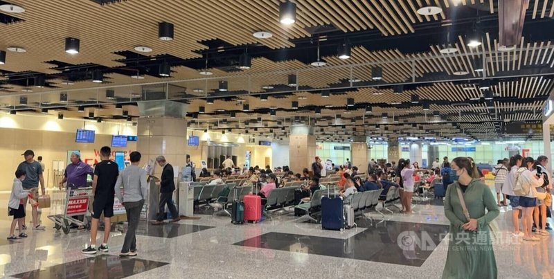 受西南氣流影響,澎湖地區4日再現大雨,台澎航線空中交通一度受影響,旅客在機場大廳等候。中央社 114年8月4日