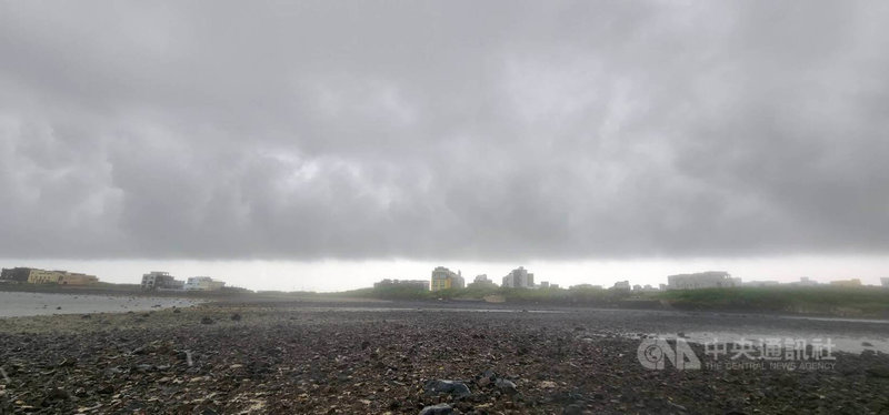 受西南氣流影響，澎湖地區4日再現大雨，湖西鄉累積雨量破百毫米，台澎航線交通大受影響，所幸尚未傳出災情。中央社  114年8月4日