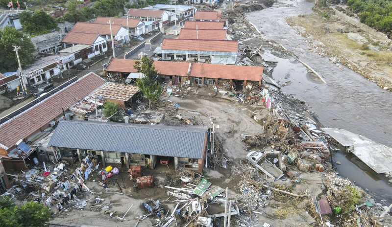 中國北京近日暴雨成災，3日空拍圖可見密雲區馮家峪鎮房屋嚴重受損。（中新社）