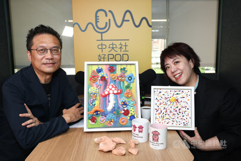 藝術家櫻崎露露(右)與主持人邱祖胤(左)分享個人首展《蘑菇一下》,這場籌備兩年、集結超過40件作品的展覽,其中背後的故事。中央社記者王騰毅攝 114年7月23日