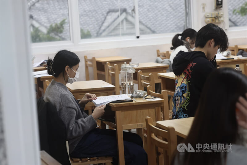 圖為今年1樂學測考生考前把握時間複習考科。(中央社檔案照片)