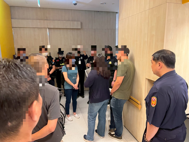 34歲阮姓男子主張持有博田國際醫院產權，3日凌晨帶約20名自聘保全人員到醫院，要接管醫院經營權與設備，並與院方聘任保全人員發生口角。高雄市政府衛生局表示，有關醫院人員及設備遭人損毀情形，行為人涉嫌違反醫療法第24條規定，將依同法第106條處新台幣3萬元以上、5萬元以下罰鍰。（高雄市政府警察局左營分局提供）中央社記者張已亷傳真  114年8月3日