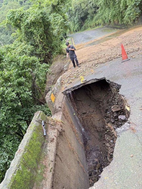 西南氣流帶來山區豪雨，屏東縣春日鄉公所4日表示，古華村通往士文村路段嚴重路面坍方，屏146線10公里至11公里處路基掏空，出現長4公尺、寬1公尺、深10公尺大洞。（春日鄉公所提供）中央社記者黃郁菁傳真　114年8月4日