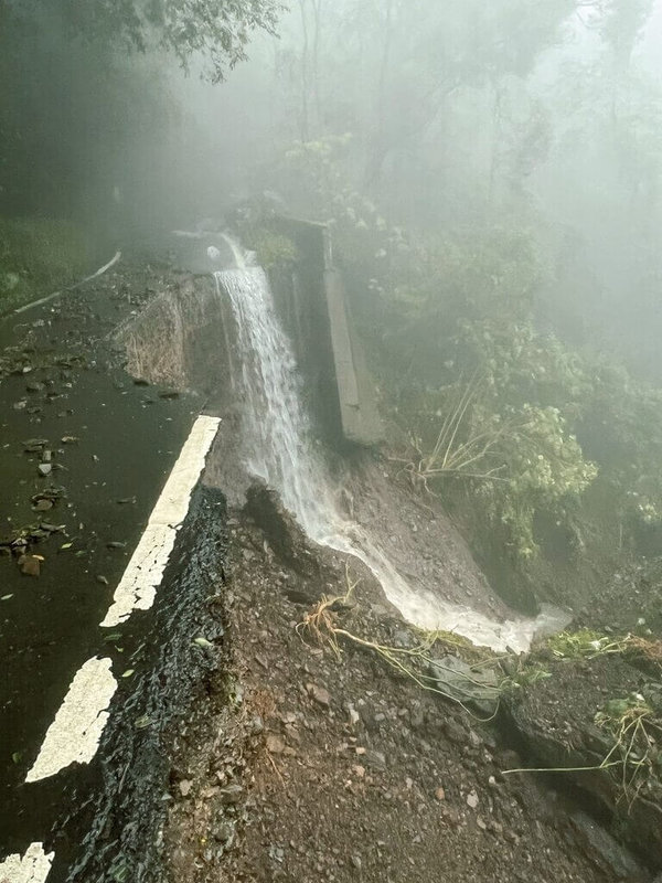 屏東山區連日豪雨,泰武鄉公所表示,大武山之門往北大武山登山口約350公尺處,道路地基掏空、相當危險,相關單位已進行封鎖及後續處理,籲請民眾配合管制。(泰武鄉公所提供)中央社記者黃郁菁傳真 114年8月4日