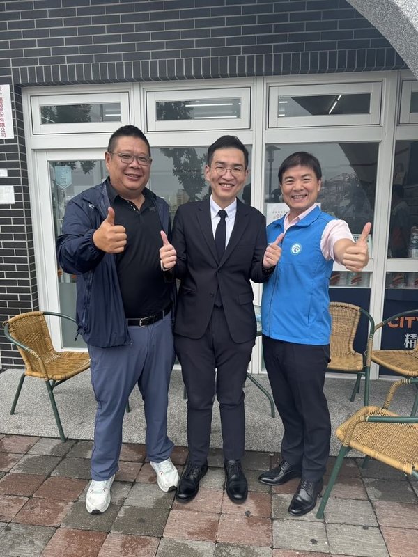 高雄區漁會4日召開臨時理事會進行總幹事選舉，前高市府市長室專委楊孟凡（中）成功整合各派系勢力，囊括所有票數，獲得一致支持。（高雄區漁會提供）中央社記者蔡孟妤傳真　114年8月4日