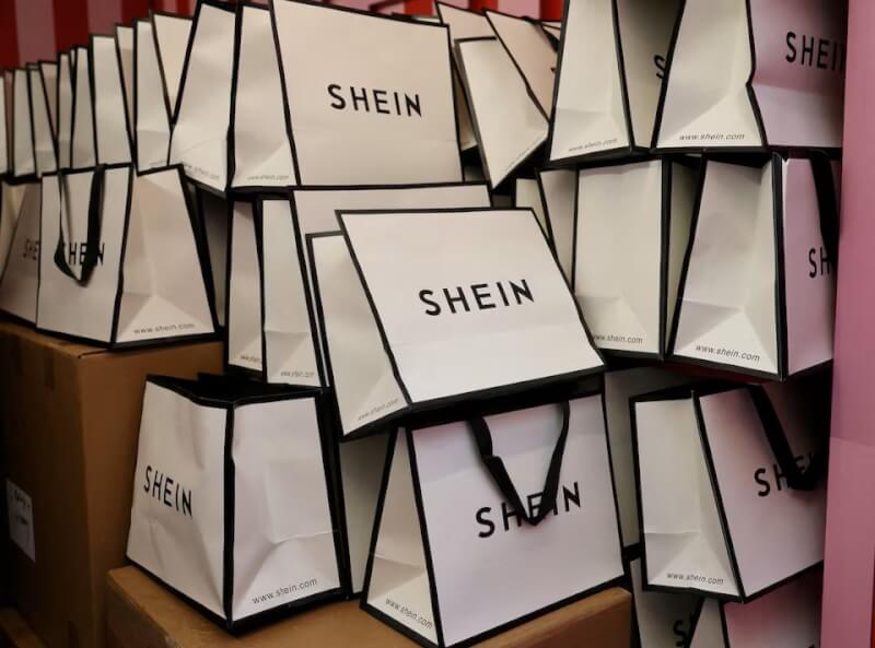 圖為印有Shein公司標誌的禮品袋。(路透社)