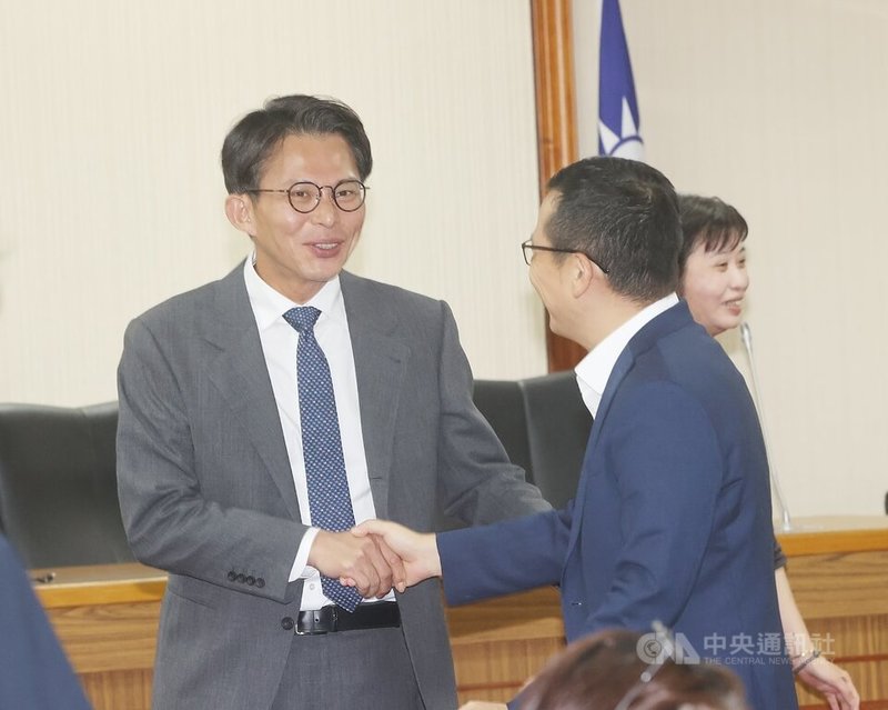 民眾黨立法院黨團總召黃國昌（左）4日上午召集朝野協商，會前與國民黨立法院黨團首席副書記長羅智強（前右）握手致意。中央社記者郭日曉攝  114年8月4日