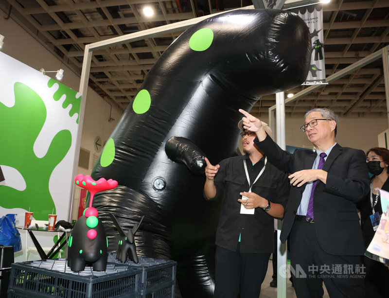 2025台灣文博會品牌商展暨黑潮星樂園5日在南港展覽館1館熱鬧登場,文化部長李遠(前右)走訪黑潮星樂園展區,瞭解文創產業多元創作能量。中央社記者謝佳璋攝 114年8月5日