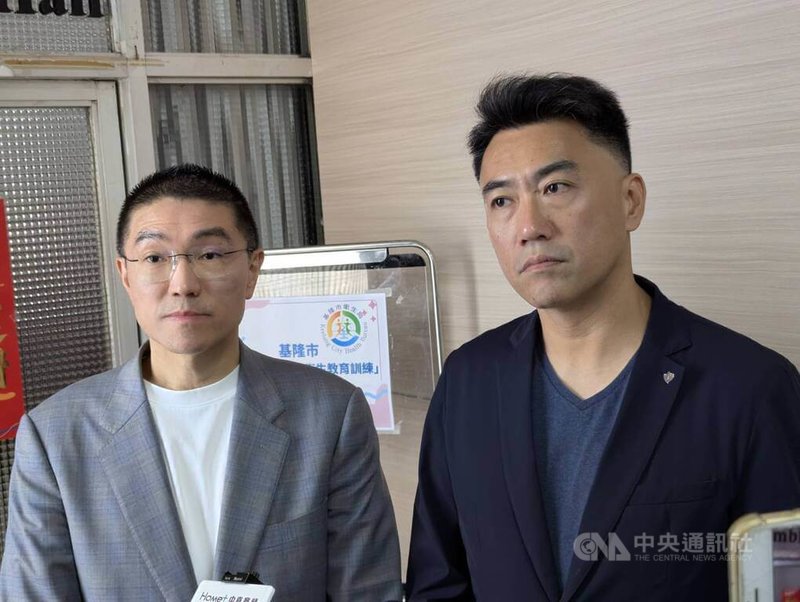 因應美對台20%暫時性關稅,基隆市政府5日邀集大武崙、六堵工業區廠商座談,基隆市長謝國樑(左)、國民黨立委林沛祥(右)會前受訪,林沛祥指出,與其等事情發生後才想辦法應付,不如先開會了解廠商需求,他會與謝國樑盡量幫助廠商度難關。中央社記者王朝鈺攝 114年8月5日